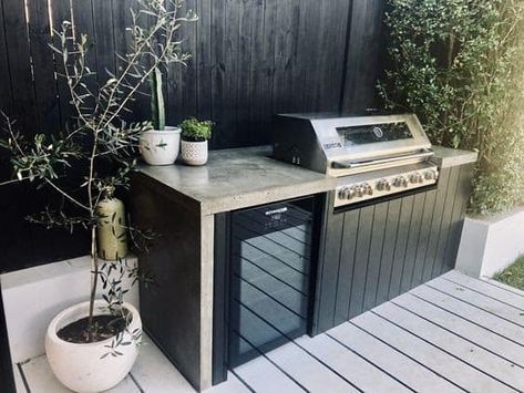 BLACK TIMBER outdoor kitchen - Google Search Outdoor Grill And Fridge, Outdoor Bar Fridge Ideas, Outdoor Kitchen Bench, Bbq Bench Ideas, Outdoor Barbeque Area Grill Station, Black Outdoor Kitchen Ideas, Outdoor Bbq Area Ideas, Modern Bbq Area Outdoor, Built In Barbecue Outdoor