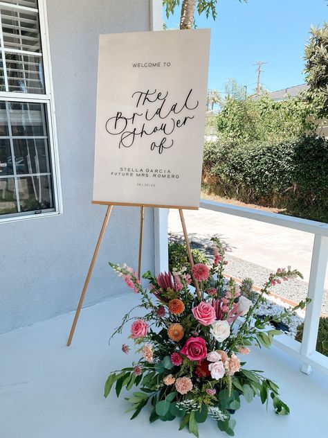 Bridal Shower Sign Board, Welcome To Bridal Shower Sign Diy, After Wedding Shower Ideas, Wedding Shower Photography, Bridal Lunch Decor, Bridal Shower Entrance Table, Bridal Shower Outdoor Ideas, Bridal Shower Welcome Sign Floral, Bridal Brunch Welcome Sign