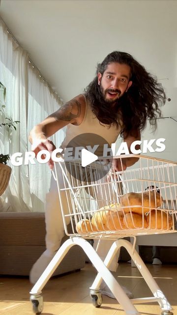 Armen Adamjan on Instagram: "Next time you do grocery shopping, keep these hacks in mind! 😲🤩 Less waste, more saving! 
.
.
.
.
#holidays #fruits #veggies #lifehacks #hacks #tipsandtricks #lifestyle #learning #parents #diy #howto #food #instadaily #upcycle" Hacks Diy Lifehacks, Kitchen Storage Hacks Diy, Storing Veggies, Grocery Shopping Hacks, Grocery Hacks, Fruit Hacks, Store Fruit, Storage Hacks Diy, Storing Fruit