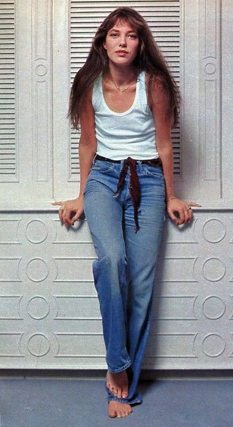 Jane Birkin wearing blue jeans and white vest Jane Birkin Casual Style, Jane Birkin Aesthetic, Style Jane Birkin, Jane Birken, Jane Birkin Style, Belt Jeans, Jean Shrimpton, Looks Jeans, Charlotte Gainsbourg