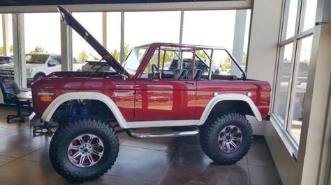 ~ Beautifully restored ~1972 FORD BRONCO Old Ford Bronco, Broncos Pictures, Bronco Truck, Ford Bronco For Sale, Classic Bronco, Early Bronco, Ford Suv, Cool Garages, Classic Ford Broncos