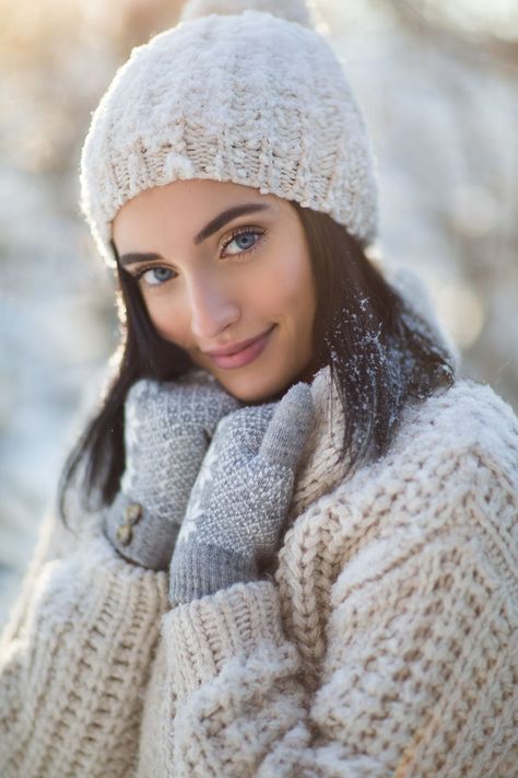 Winter Portraits Photography, Winter Senior Pictures, Photo Mannequin, Winter Presets, Snow Photoshoot, Pose Portrait, Winter Portraits, Snow Pictures, Snow Photography