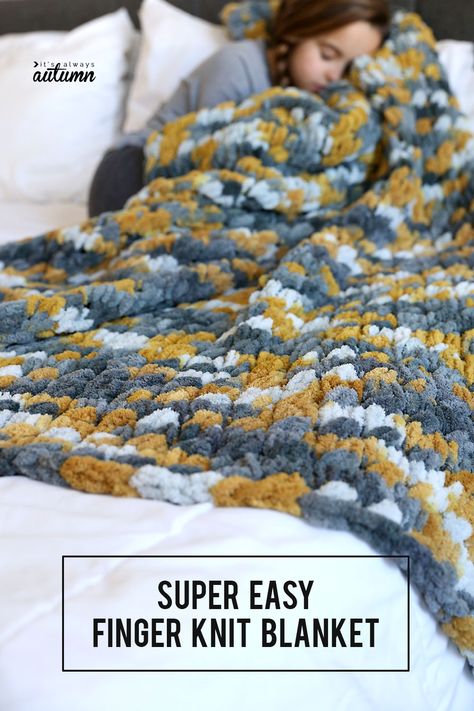 How To Use A Loom To Make A Blanket, Yarn Bee Blanket, Crochet Projects Big Yarn, Knit With Hands, Knitting Without Needles, Long Loom Knitting Blanket, Circle Loom Blanket, Loop Yarn Blanket Tutorial, Easy Finger Knitting For Beginners