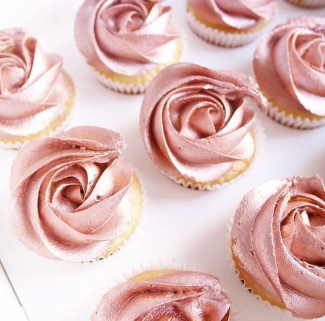 Rose Gold Cupcakes Blush Pink, Rose Gold And Black Cupcakes, Dusty Rose Cupcakes, Bake Packaging, Rose Gold Cupcakes, Pink Wedding Cupcakes, Bday Cupcakes, Gold Quinceanera, Buttercream Piping