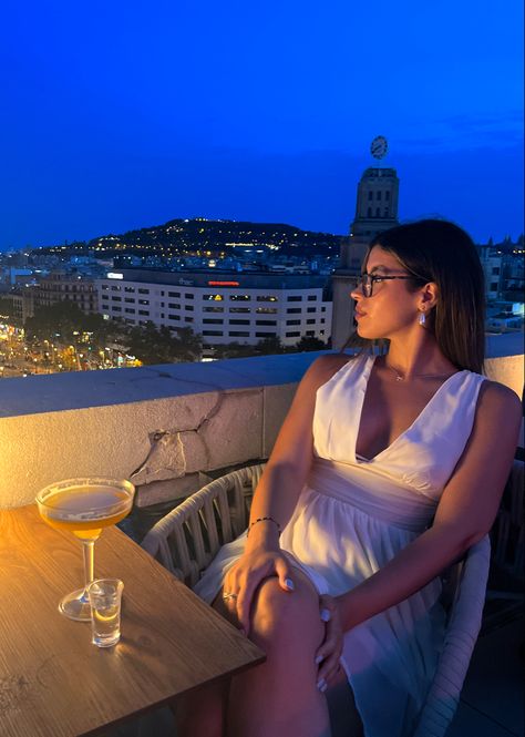 rooftop bar vibes, rooftops aesthetics , barcelona rooftop bar, night out, pornstar martini Rooftop Bar Photoshoot Ideas, Rooftop Bar Pictures, Rooftop Bar Photoshoot, Rooftop Bar Aesthetic, Barcelona Rooftop Bar, Barcelona Rooftop, Cafe Photo, Rooftop Photoshoot, Group Poses