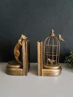 Dark Academia Bookends, Home Decor 2024, Bookends Ideas, Gold Decor Ideas, Art Deco Home Decor, Gold Room Decor, Brass Home Decor, Gold Decorations, Antique Aesthetic