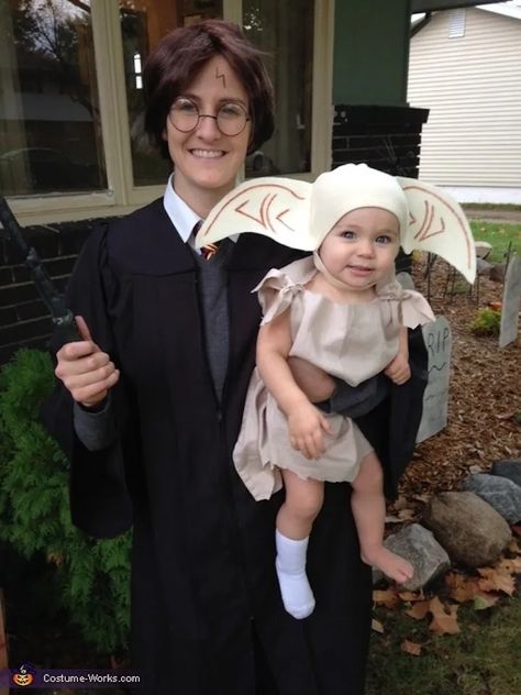 Harry Potter And Dobby, Costume Halloween Famille, Unusual Halloween Costumes, Mother Daughter Halloween Costumes, Dobby Costume, Mother Daughter Costumes, Coraline Halloween Costume, Family Costumes Diy, Potter Family