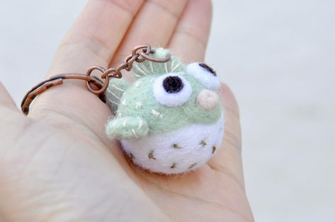 Sea Creatures Crafts, Felt Ball Crafts, Balloon Fish, Fish Keychain, Creature Ideas, Felt Fish, Felt Keychain, Animal Keychain, Felted Art