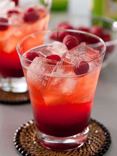 Spicy Raspberry Lemon Cooler  A grown-up take on lemonade, this non-alcoholic drink combines the fruitiness of raspberries with spicy ginger beer. July Cocktails, Mocktail Ideas, Cocktail Pictures, Virgin Drinks, Signature Cocktails Wedding, Coctails Recipes, Cocktails Bar, Lemon Raspberry, Mocktail Recipe