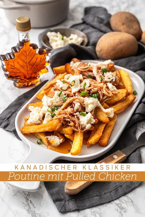 Die Poutine ist eine in Kanada populäre Fast-Food-Spezialität. Sie besteht aus Pommes, Bratensoße und geschmolzenem Käse. Hier haben wir eine etwas leichtere Variante mit Pulled Chicken und Mozarella als Topping. Unfassbar lecker! #ahornsirup #ahornsirupauskanada #poutine #poutinerezept #pommes #bratensosse #fingerfood #snackideen #pulledchicken ##kanada #kanadischeküche #kanadischeklassiker Pulled Chicken, Poutine, Dinner Time, Good Mood, Sandwiches, Low Carb, Food And Drink, Spaghetti, Chips