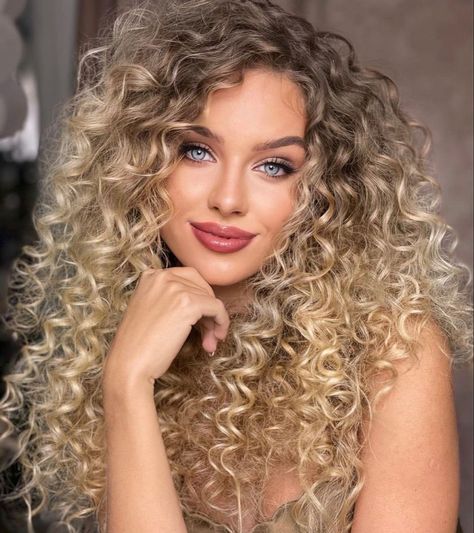 Chopstick Curls, Blonde Hair With Bangs, Beautiful Curly Hair, Slick Hairstyles, Elegant Nails, Wand Curls, Fashion Girl, Perm, Hairstyles With Bangs