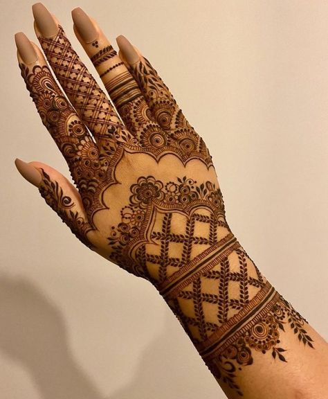 20+ Alluring Henna Tattoo Designs For Women - The XO Factor Hena Designs Unique, Henna Design Back, Full Mendhi Design, Mendhi Designs For Wedding, Henna Long Design, Henna New Design 2023, Henna Designs For Weddings, Henna Designs Indian, Mendi Design Modern