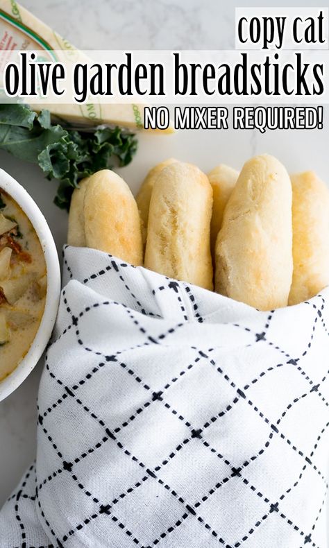 Homemade Olive Garden Breadsticks are fluffy on the inside with a perfect balance of buttery garlic and salt on the outside! This recipe is NO KNEAD, so literally anyone can (and should!) make it! |Cooking with Karli| #breadsticks #olivegarden #copycat #recipe Olive Garden Breadstick Recipe, Bread Sticks Recipe, Breadstick Recipe, Thm Bread, Olive Garden Breadsticks, Breadsticks Recipe, Cooking With Karli, Baked Breads, Olive Garden Recipes