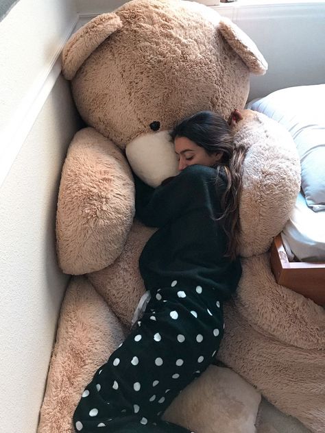 #teddybear #hugebear #huge #teddy #goodnight #pijama #girl #girlsteddy Massive Plushies, Huge Teddy Bear In Room, Huge Teddy Bear Aesthetic, Big Teddy Bear In Bedroom, Big Teddy Bear Aesthetic, Sleeping With Stuffed Animals, Huge Plushies, Soft Toys Aesthetic, Huge Stuffed Animals