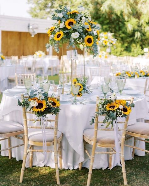 Sunflower In Wedding, Wedding Sunflowers Theme, Wedding Decorations With Sunflowers, Sunflower Wedding Reception Ideas, Sunflower Theme Wedding Ideas, Sunflower Wedding Theme Decorations, Wedding Decorations Sunflowers, Sunflowers At Wedding, Wedding Sunflower Decorations