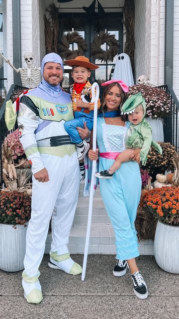 Family Of 4 Halloween Costumes Toy Story, Halloween Family Toy Story, Family Of Three Disney Costumes, Family Of 4 Toy Story Costumes, Family Of 3 Halloween Costumes Toy Story, Family Halloween Toy Story, Family Of 4 Disney Costumes, Toystory Halloween Family, Tou Story Halloween Costumes