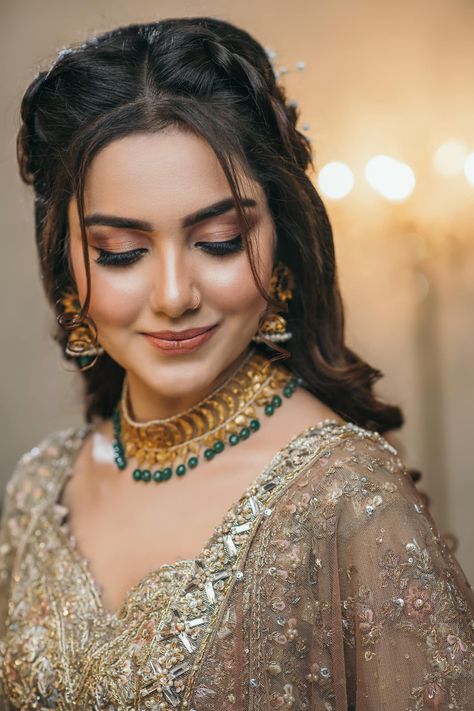 Bronzed Makeup Look for Engagement in Lehenga - engagement look for bride Nude Eye Makeup, Indian Makeup Looks, Engagement Looks, Reception Hairstyles, Lehenga Hairstyles, Pakistani Makeup, Hairstyles For Gowns, Hair Style On Saree, Engagement Look