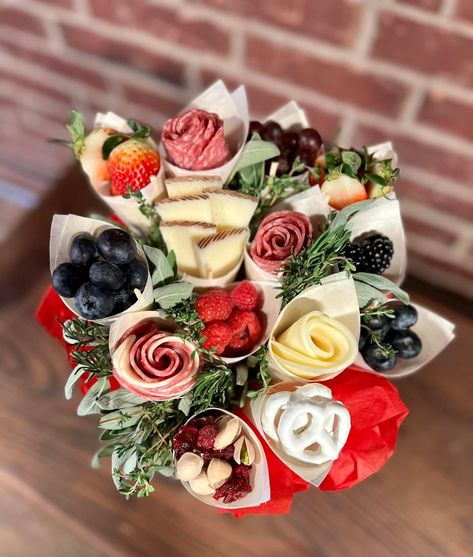 Bouquet Charcuterie, Charcuterie Lunch, Man Bouquet, Nibbles For Party, Buffet Table Decor, Edible Bouquets, Gluten Free Holiday, Buffet Set, Charcuterie Inspiration