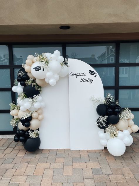 Black Balloon Garland With Flowers, Graduation Backdrop Simple, College Graduation Party Ideas Decoration Balloons, Graduation Night Party Ideas, Balloon And Flower Decorations For Birthday, Black And White Flower Backdrop, Balloons For Graduation, Arch Graduation Backdrop, College Graduation Balloon Arch