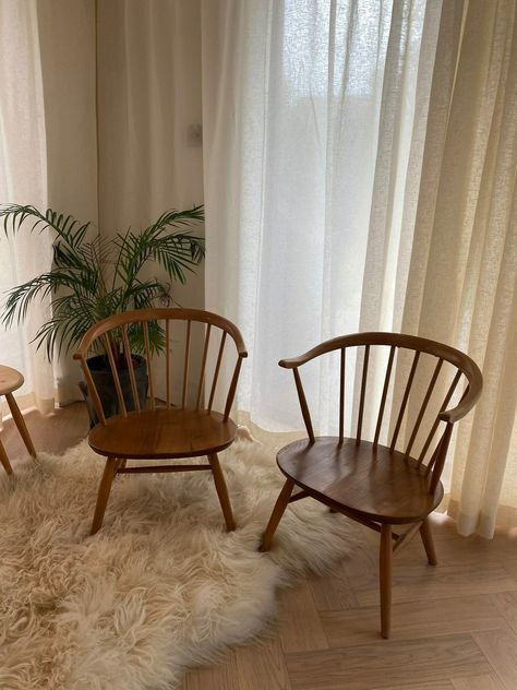 Ercol Cowhorn Chair , Blonde Ercol Armchair , Ercol Chair , Ercol Armchair, Spindle Back, Mcm, Retro, British Furniture , Vintage, 1 Chair | Ercol | Vinterior Ercol Sofa, Ercol Armchair, Large Sheepskin Rug, Ercol Chair, Ercol Furniture, British Furniture, Furniture Vintage, Curved Back, Armchair Vintage