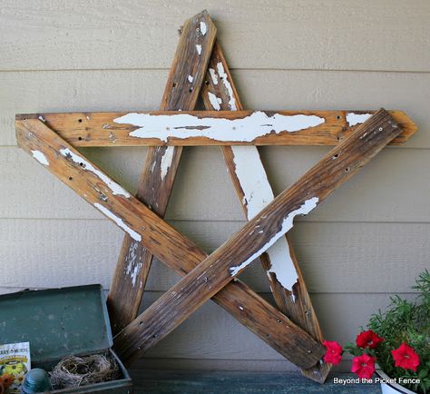 DIY- Make a nice rustic star with 5 picket fence boards or other scrap boards you have~ Hantverk Diy, Picket Fences, Wood Stars, Scrap Wood Projects, Diy Holz, Wooden Stars, Picket Fence, Scrap Wood, Old Wood