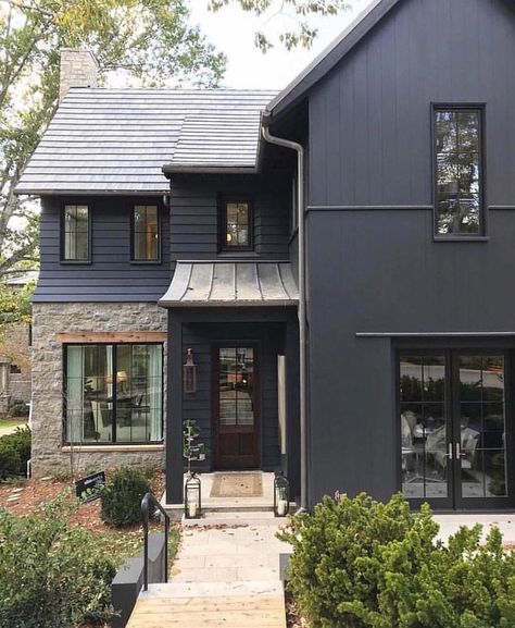 Black exterior Black Window Frames, Black Houses, Farmhouse Exterior Design, Gray House, Modern Farmhouse Home, Dark House, Unique Farmhouse, Grey Houses, Modern Farmhouse Exterior