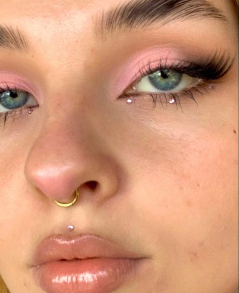 Pink Makeup Looks Euphoria, Cute Make Up Looks Colorful, Makeup Look Rhinestones, Pink And Rhinestone Makeup, Pastel Outfit Makeup, Pink Highlighter Makeup Look, Pastel Pink Eyeshadow Looks, Pastel Colors Makeup, Pink Jewel Eye Makeup