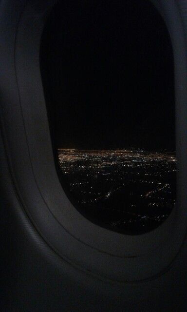 plane viewss Plane Photography, Plane Photos, Plane Window, Airport Aesthetic, Airplane Photography, Airplane Window, Travel Pictures Poses, Plane Travel, Night Aesthetic