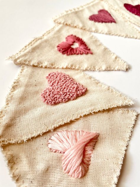 Felt Embroidery Projects, Wedding Embroidery Gifts, Embroidered Pennant, Valentines Embroidery, Valentines Garland, Felt Valentine, Vintage Valentines Decorations, Valentines Bricolage, Embroidery Heart