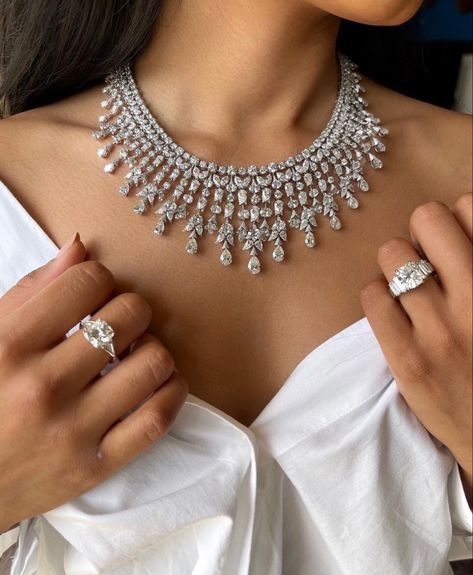 Modern Diamond Jewelry, Wedding Jewellery Designs, Real Diamond Necklace, Neck Pieces Jewelry, Diamond Jewelry Set, Fancy Jewelry Necklace, Modern Gold Jewelry, Pretty Jewelry Necklaces, Jewellery Design Sketches