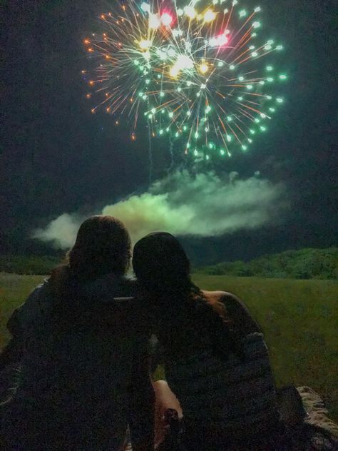 Couple Watching Fireworks Aesthetic, Watching Fireworks Aesthetic, Couple Watching Fireworks, Fireworks Kiss, Fireworks Date, Midwest Culture, Picture Ideas Couples, Cute Aesthetic Keyboard Wallpaper, Romantic Bucket List