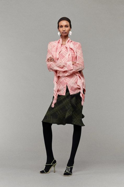 Burberry Resort 2025 Collection | Vogue Expensive Clothes, Burberry Prorsum, Kinds Of Clothes, Resort Collection, Spice Girls, Mens Accessories Fashion, Fashion Books, Spring Collection, Fashion News