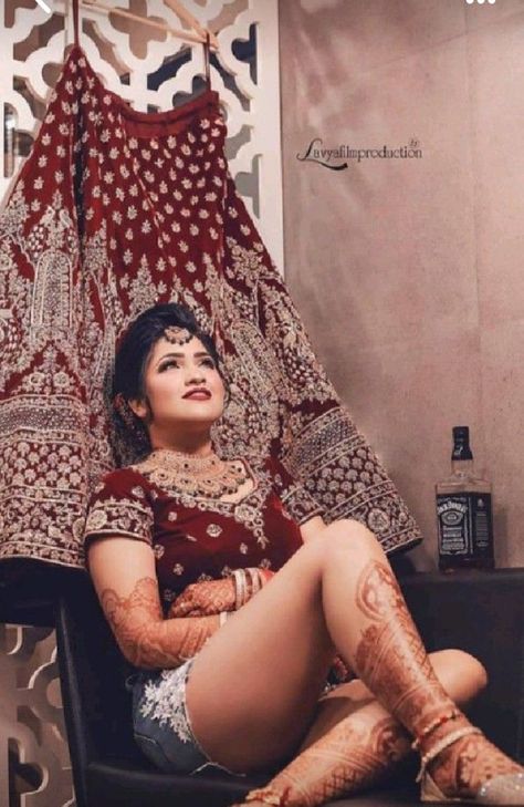 Indian Bride Poses, Indian Bride Photography Poses, Bridesmaid Photoshoot, Indian Wedding Bride, Indian Wedding Photography Couples, Bridal Photography Poses, Indian Bridal Photos, Indian Wedding Couple Photography, Bride Photography Poses