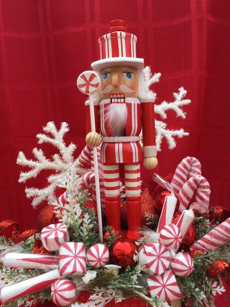 Red And White Nutcracker, Peppermint Nutcracker, Nutcracker Wreaths, Nutcracker Centerpiece, Christmas Centrepiece Ideas, White Nutcracker, Nutcracker Ideas, Nutcracker Christmas Party, Nutcracker Crafts