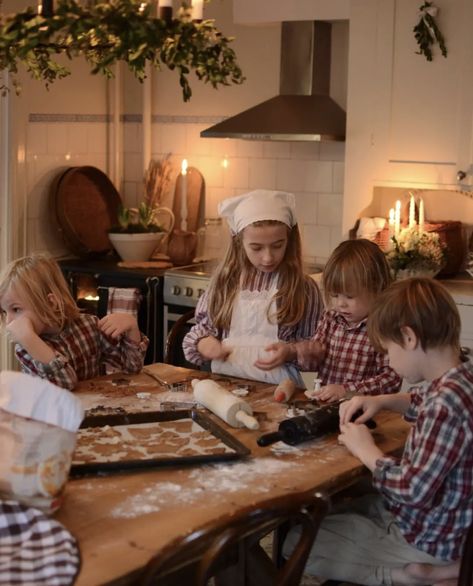 Holiday With Family Aesthetic, Family Get Together Aesthetic, Cozy Homestead Aesthetic, Family Baking Aesthetic, Family Farm Aesthetic, Homeschool Mom Aesthetic, Country Life Aesthetic Family, Large Family Aesthetic, Farm Family Aesthetic