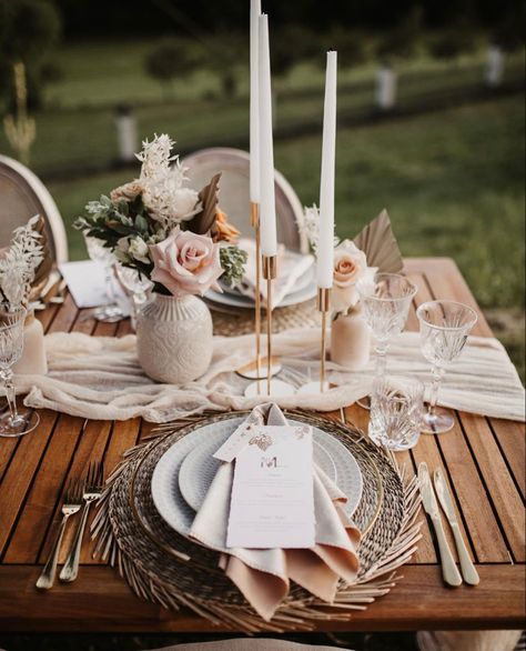 Beautiful wedding table decoration in boho style Boho Chic Table Decor, Boho Glam Wedding Table Settings, Boho Style Table Setting, Boho Chic Centerpieces Wedding, Round Table Boho Decor, Boho Wedding Tablescape Round, Table Boheme Chic, Boho Table Scape, Boho Bridal Shower Table Decor