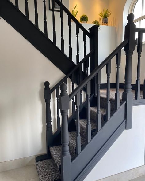 Black Painted Stairs, Black And White Hallway, Black Stair Railing, Black And White Stairs, Floor Seating Living Room, Entryway Stairs, Staircase Interior Design, Hallway Makeover, Black Stairs