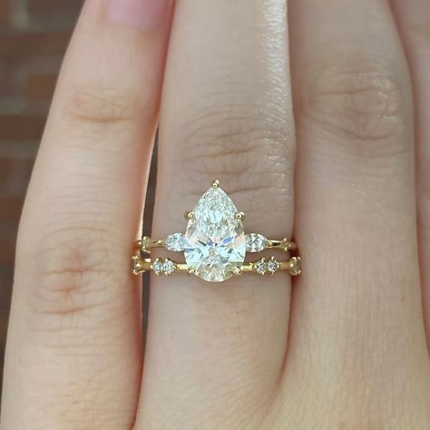 Pear Cut Moissanite Wedding Ring Set 2CTW D Engagement Ring Set Bridal Ring Set Check more at https://beautyfashionideas.com/bridal/pear-cut-moissanite-wedding-ring-set-2ctw-d-engagement-ring-set-bridal-ring-set/ Wedding Ring Sets Teardrop, Pear Shape Engagement Ring Stack, Wedding Band For Pear Shaped Ring, Pear Engagement Ring With Wedding Band, Unique Pear Engagement Ring, Dainty Wedding Ring Set, Pear Wedding Ring Set, Vintage Pear Engagement Ring, 2 Piece Wedding Ring