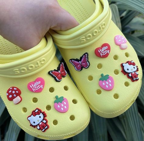 Photo of yellow croc shoes showing a variety of sanrio hello kitty character, butterflies and fruits charms on shoe. Croc Jibbitz Ideas, Fruit Butterfly, Hello Kitty Crocs, Jibbitz Ideas, Cool Crocs, Crocs With Jibbitz, Crocs Aesthetic, Crocs With Charms, Purple Crocs