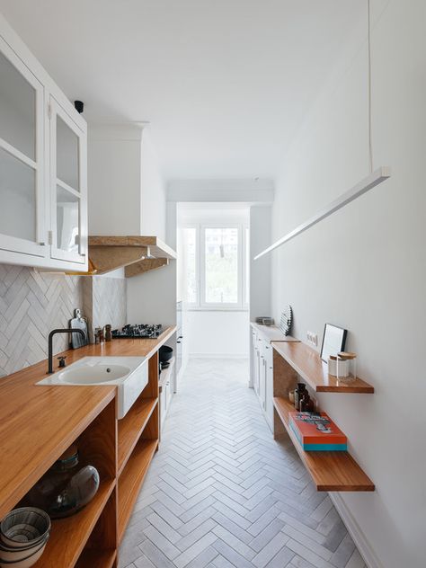 Corridor Kitchen, Lisbon Apartment, Kitchen Construction, Amazing Kitchens, House Details, Farm Kitchen, Showroom Design, House Design Kitchen, Kitchen Extension