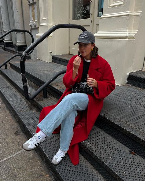 Red Coat Outfit Winter, Red Trench Coat Outfit, Red Coat Outfit, Red Long Coat, Long Coat Outfit, Winter Coat Outfits, Nyc Outfits, New York Outfits, Italy Outfits