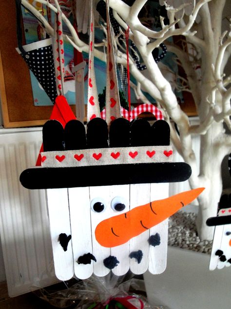 Snowman ornament with tongue depressors! An amazing and super easy Christmas craft! Popsicle Stick Snowman, Winter Snowman Craft, Popsicle Stick Crafts For Adults, Crafty Morning, Diy Popsicle, Popsicle Crafts, Winter Art Projects, Magnet Crafts, Winter Crafts For Kids