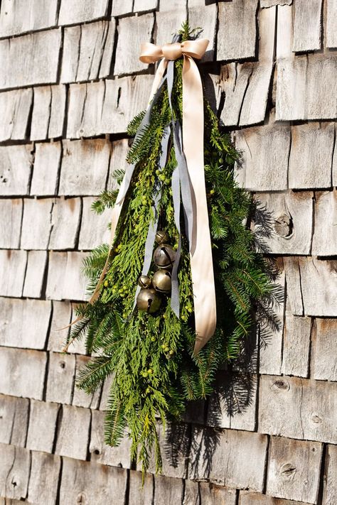 Swag Over Picture, Holiday Door Swag, Evergreen Swag Diy, Diy Fresh Wreath Christmas, Cedar Swag Diy, Diy Evergreen Swag, Hanging Window Wreaths, Diy Door Swag Christmas, Diy Outdoor Wreath Christmas