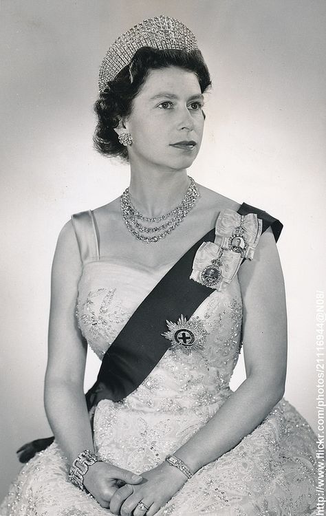 Official portrait of Queen 1961 Young Queen Elizabeth, Rainha Elizabeth Ii, Queen E, Queen Alexandra, Hm The Queen, Elisabeth Ii, British Royal Families, Isabel Ii, Elizabeth I