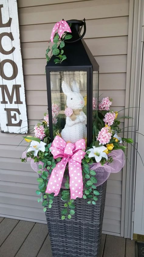 Easter Front Porch, Diy – Velikonoce, Easter Porch Decor, Easter Outdoor, Easter Flower Arrangements, Easter Arrangement, Easter Decorations Ideas, Easter Craft Decorations, Spring Easter Crafts