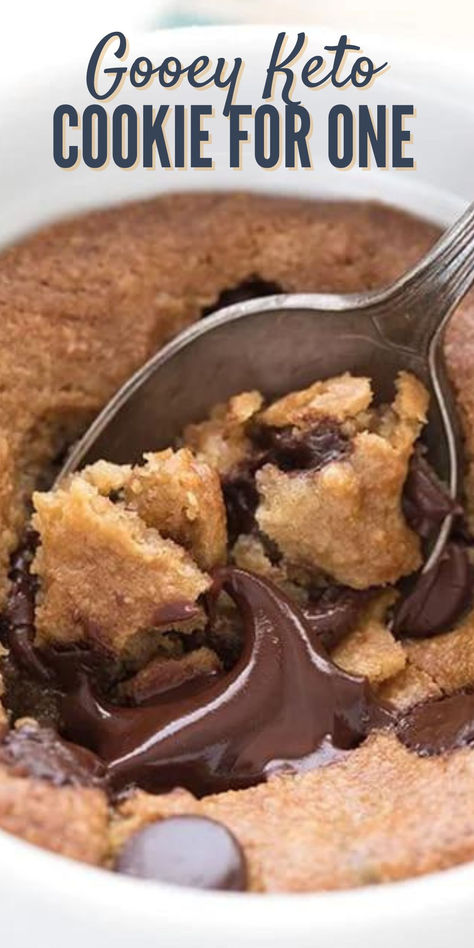 Close up shot of a spoon digging into a low carb deep dish cookie. Mug Cookie Recipes, Microwave Chocolate Chip Cookie, Mug Brownie Recipes, Single Serve Cookie, Banana Mug Cake, Deep Dish Cookie, Cookie In A Mug, Desserts Keto, Postre Keto