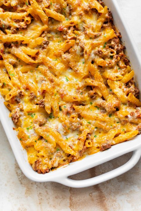 This is the best ground beef casserole recipe! You can either use pasta or noodles. It's easy to adapt based on what you've got in your fridge, freezer, or pantry. Cornbread Mexican, Hamburger Dinner Ideas, Comforting Casseroles, Dinner Sunday, Cornbread Recipes, Pasta Casserole Recipes, Resep Pasta, Ground Beef Casserole Recipes, Ground Beef Pasta