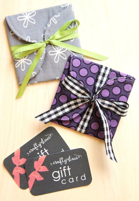 Turn your fabric scraps into something fun and useful with this DIY gift card holder! This easy Christmas sewing project is super fast to make. Fabric Gift Card Holder, Card Holder Diy, Gift Card Holder Diy, Holiday Hand Towels, Fabric Envelope, Gift Card Envelope, Christmas Sewing Projects, Gift Card Holders, Diy Gift Card