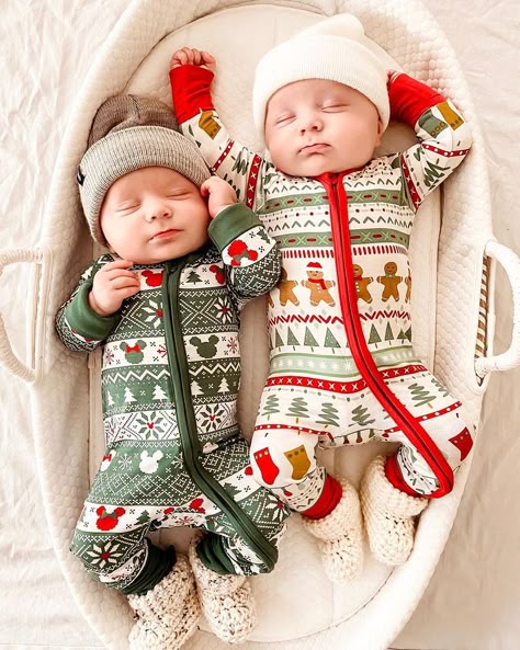 Boy Christmas Photoshoot, Twin Christmas Pictures, Newborn Holiday Outfits, Twin Photoshoot, Newborn Christmas Photos, Newborn Family Pictures, Twin Baby Boys, Kids Fever, Baby Christmas Photos