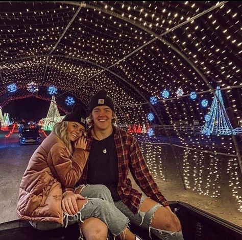 Christmas Lights Photoshoot, Christmas Instagram Pictures, Christmas Couple Photos, Christmas Couple Pictures, Couple Inspo, Boyfriend Instagram, Bf Picture, Cute Couple Halloween Costumes, Winter Photoshoot